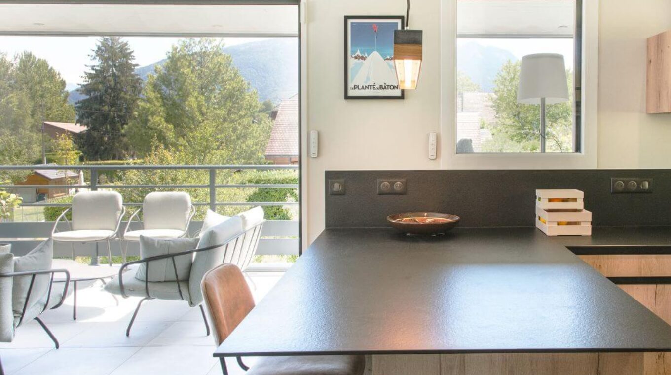 cuisine avec bar et accès à la terrasse suspendue