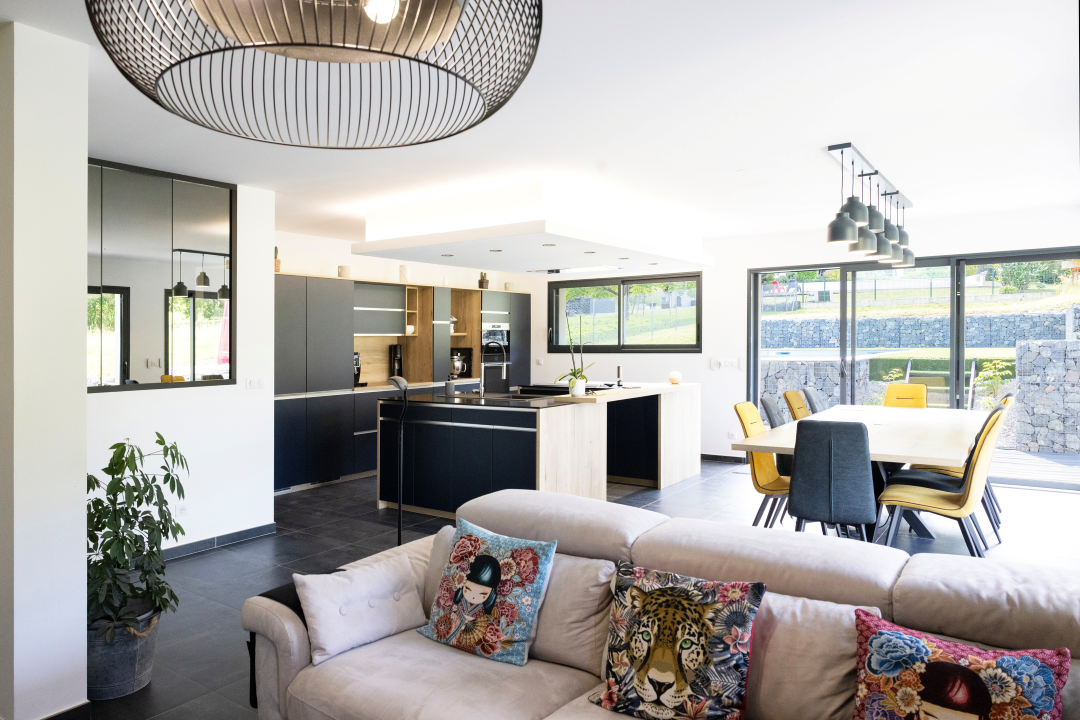 espace de vie lumineux grace aux baies vitrees