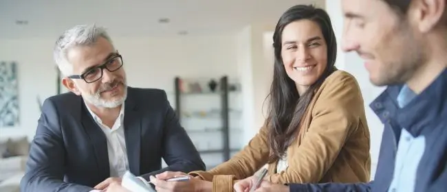 Conseiller en immobilier accompagnant un couple dans leur projet de maison en Savoie