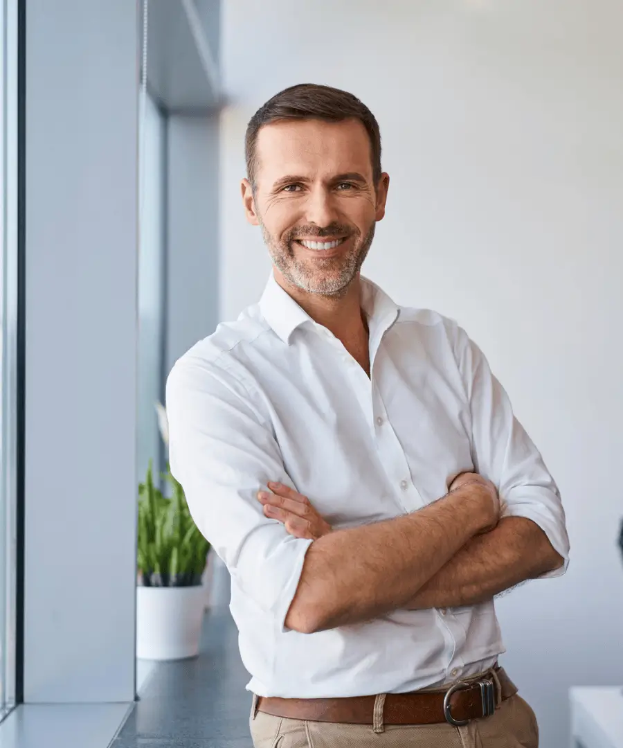 Portrait d’un expert en construction de maisons individuelles, souriant dans un bureau lumineux