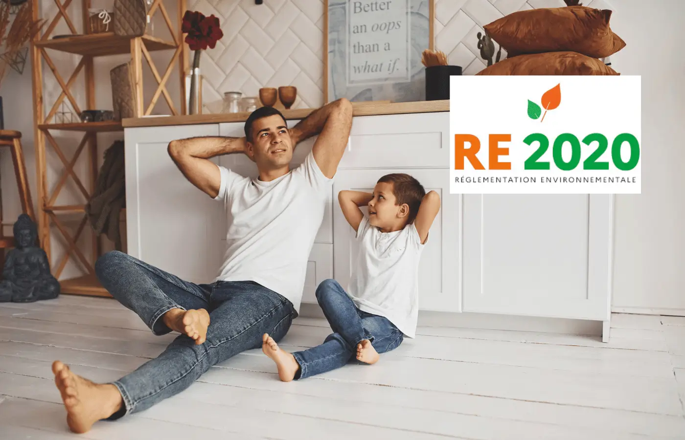 Un père et son fils détendus dans une maison respectant la réglementation environnementale RE2020