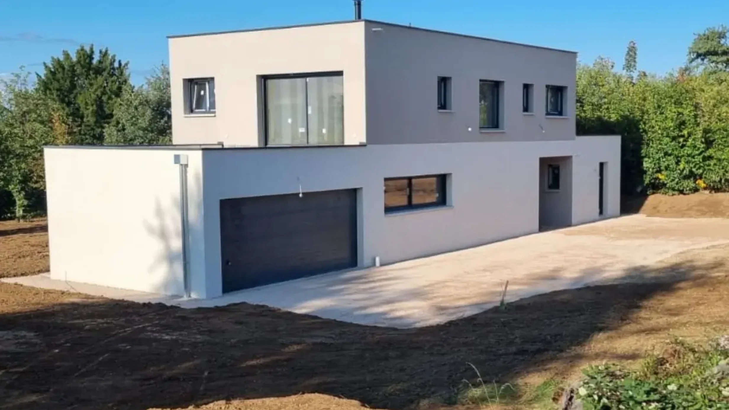 Maison contemporaine à toit plat visible lors d'une journée portes ouvertes