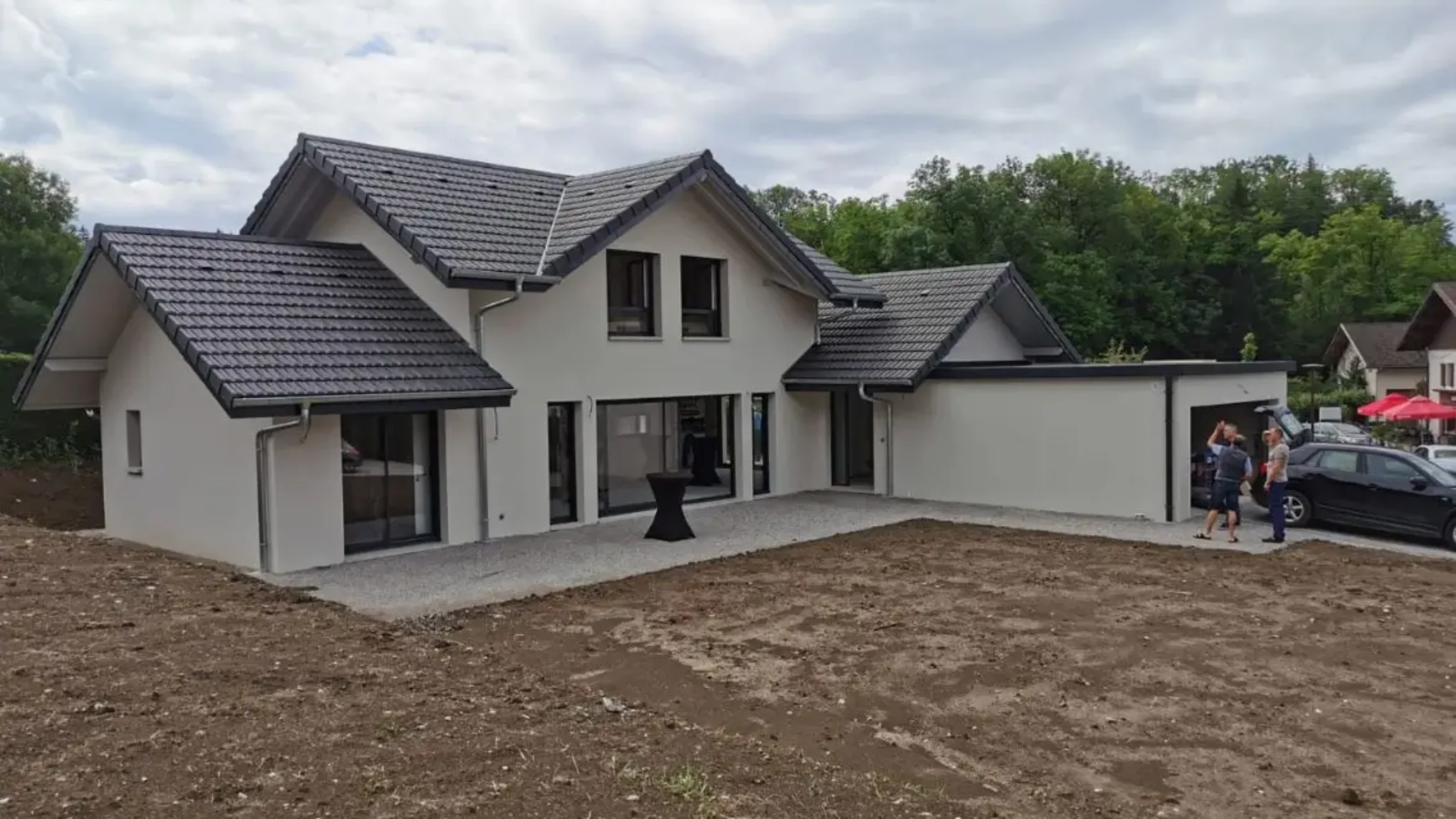 Maison neuve à toit quatre pans ouverte à la visite