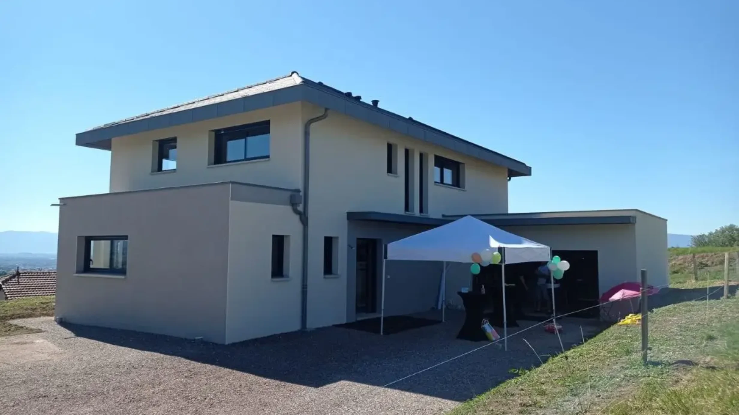 Maison moderne décorée de ballons pour accueillir des visiteurs