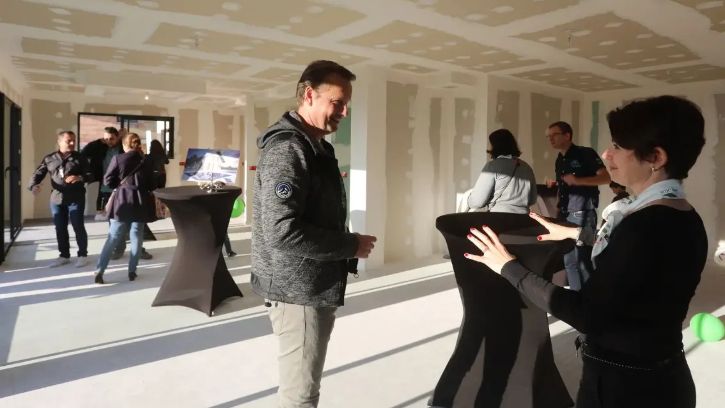 Animation commerciale dans une maison en construction pendant une porte ouverte