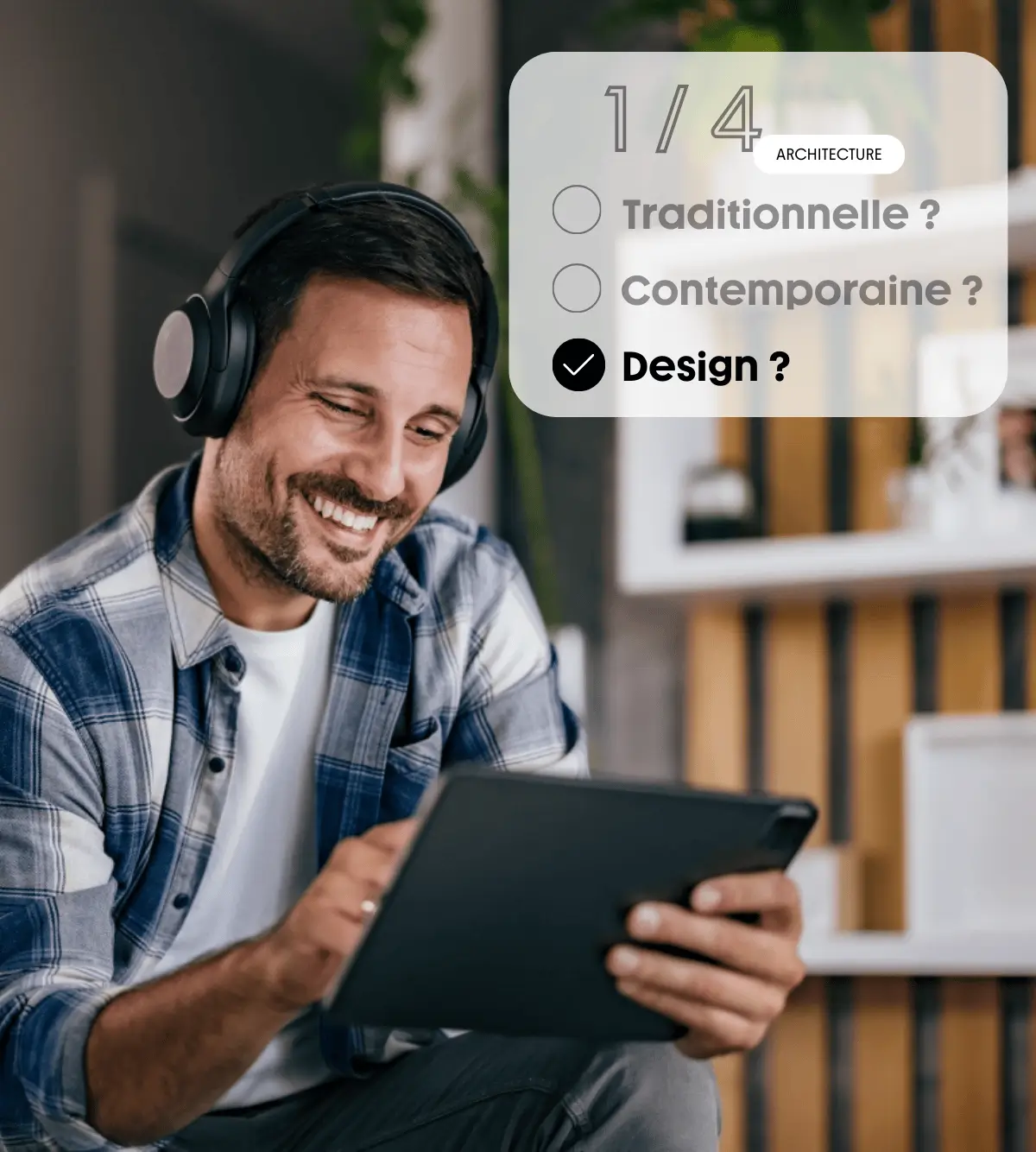 Homme souriant utilisant une tablette pour définir les critères de sa maison idéale via un test en ligne proposé par Maisons Oxygène.
