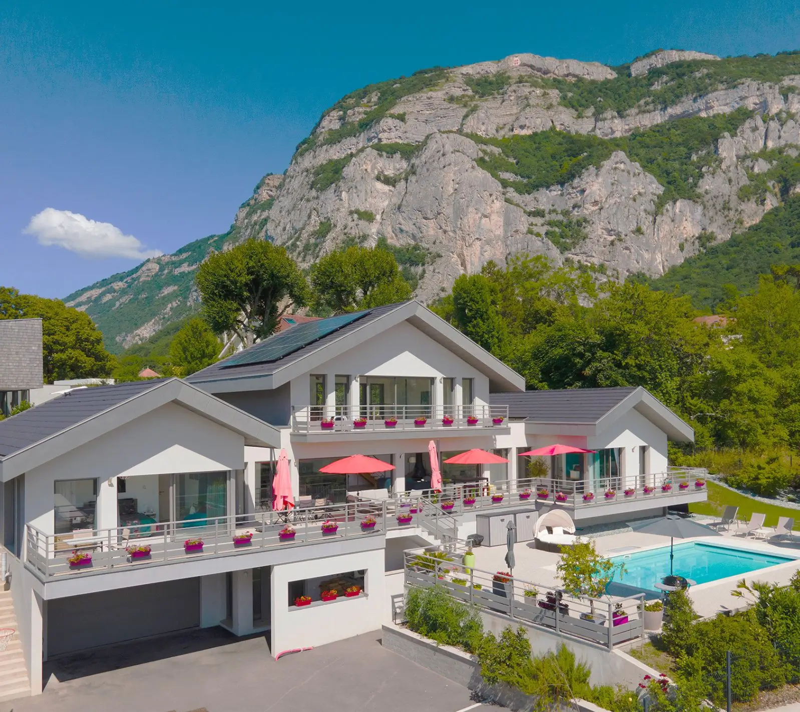 Grande maison contemporaine à Collonges-sous-Salève avec piscine et vue panoramique sur la montagne