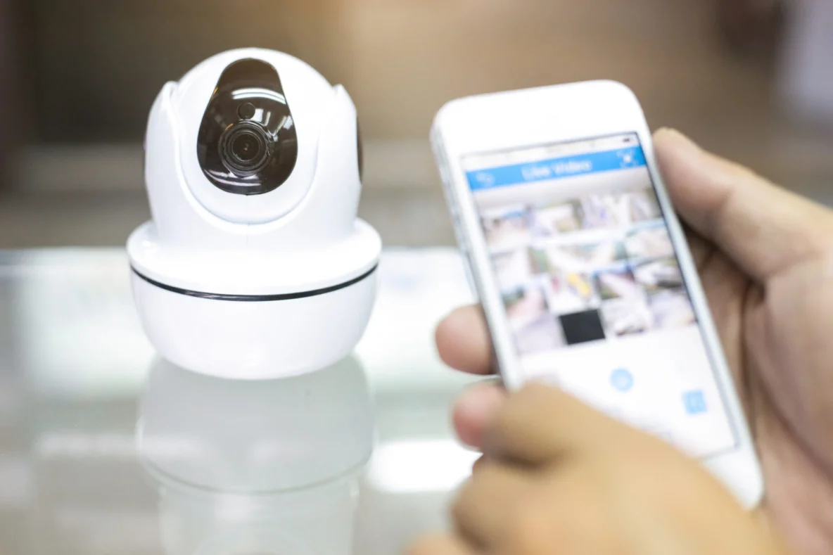 Caméra de surveillance connectée à un smartphone pour sécuriser une maison