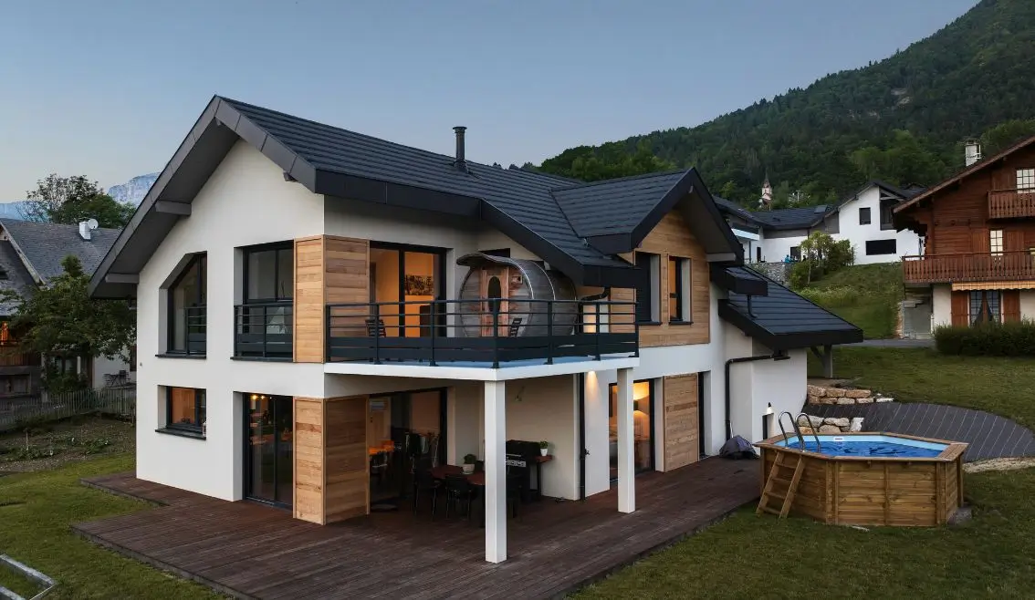 Maison contemporaine à Sevrier avec balcon, spa extérieur et piscine bois