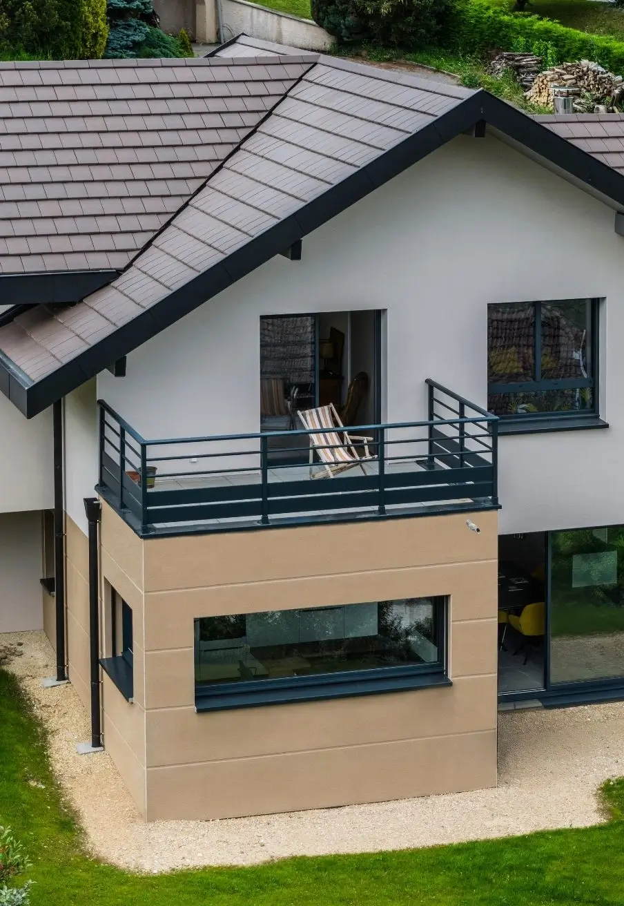 Maison contemporaine avec balcon et toiture deux pans à Saint-Jorioz