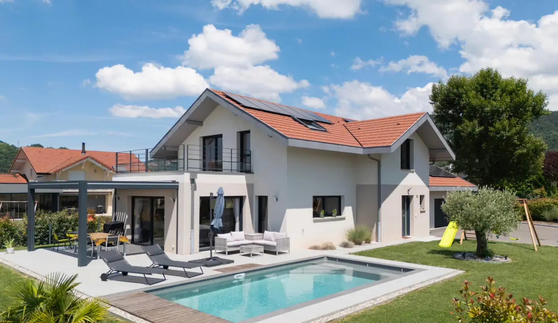 Maison moderne à Fillinges avec piscine, terrasse aménagée et toiture rouge