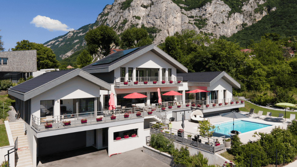 maison moderne design avec vue imprenable montagne