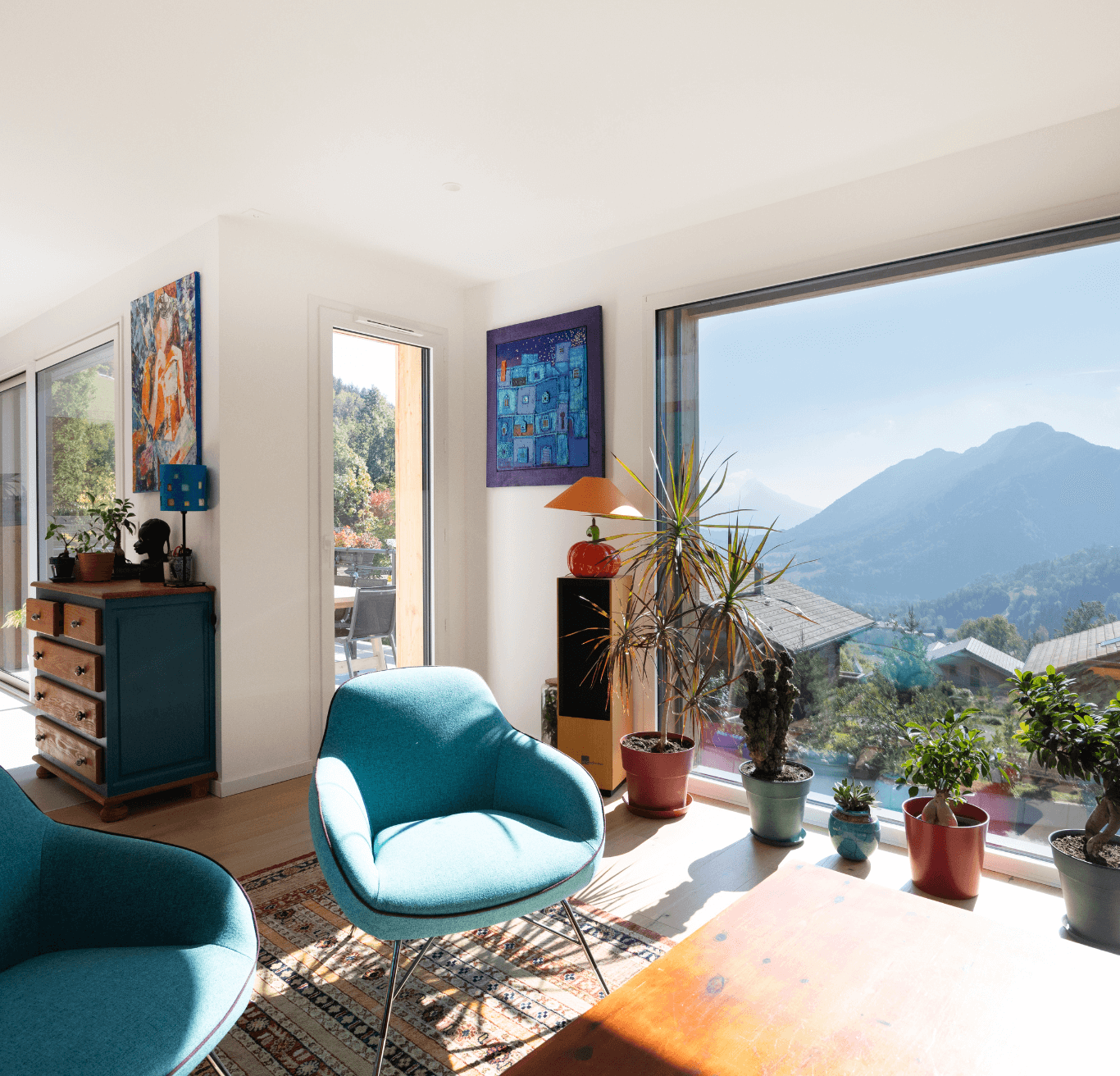 interieur lumineux avec baies vitrees 