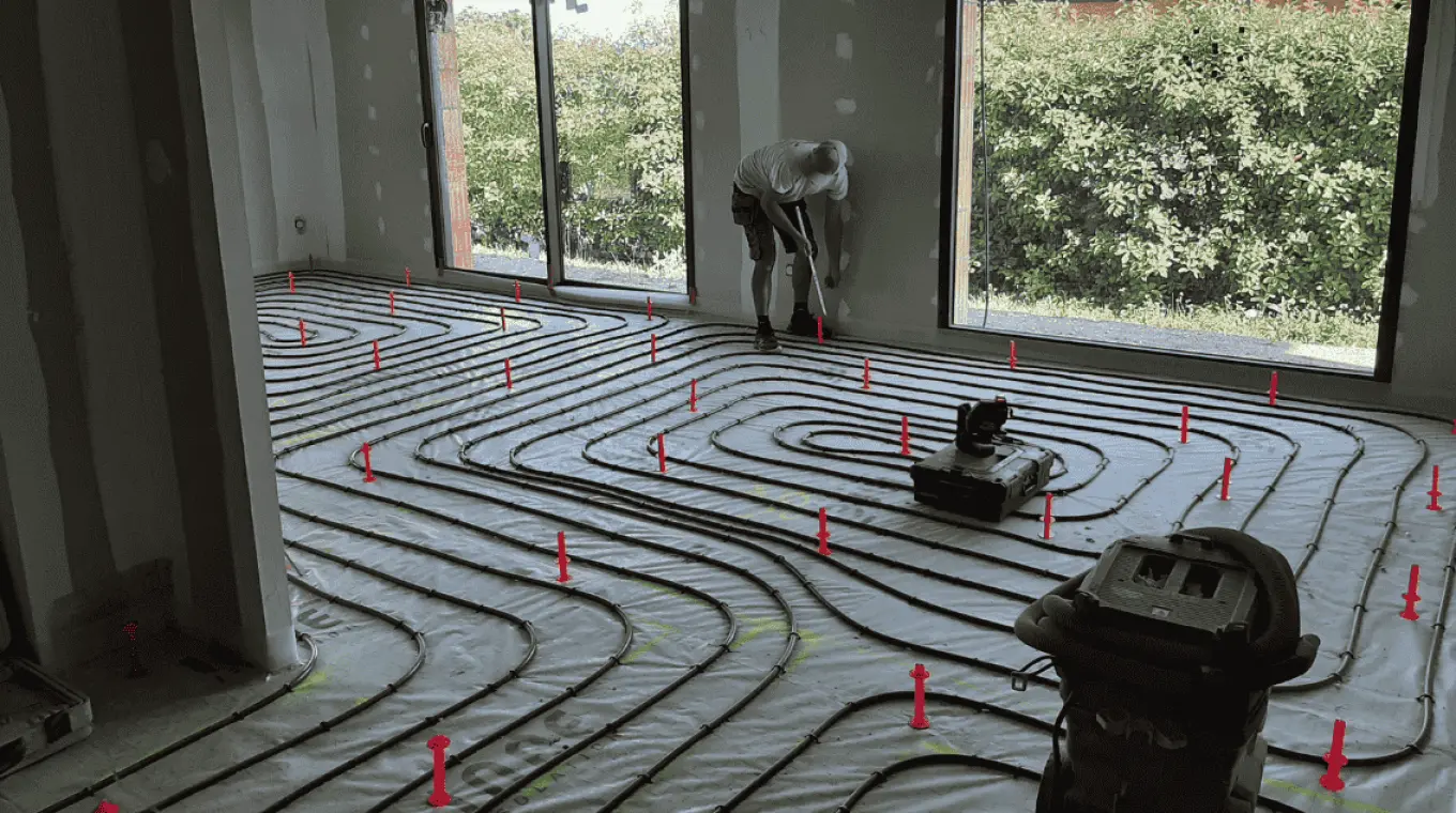 pose du chauffage au sol dans maison individuelle en chantier