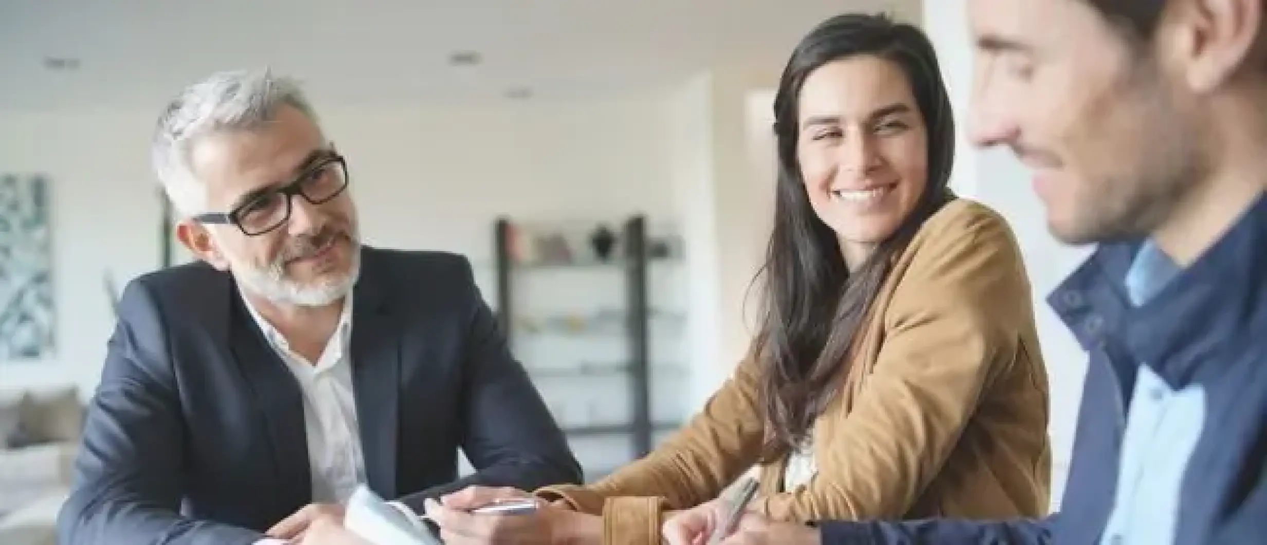 Conseiller en immobilier accompagnant un couple dans leur projet de maison en Savoie