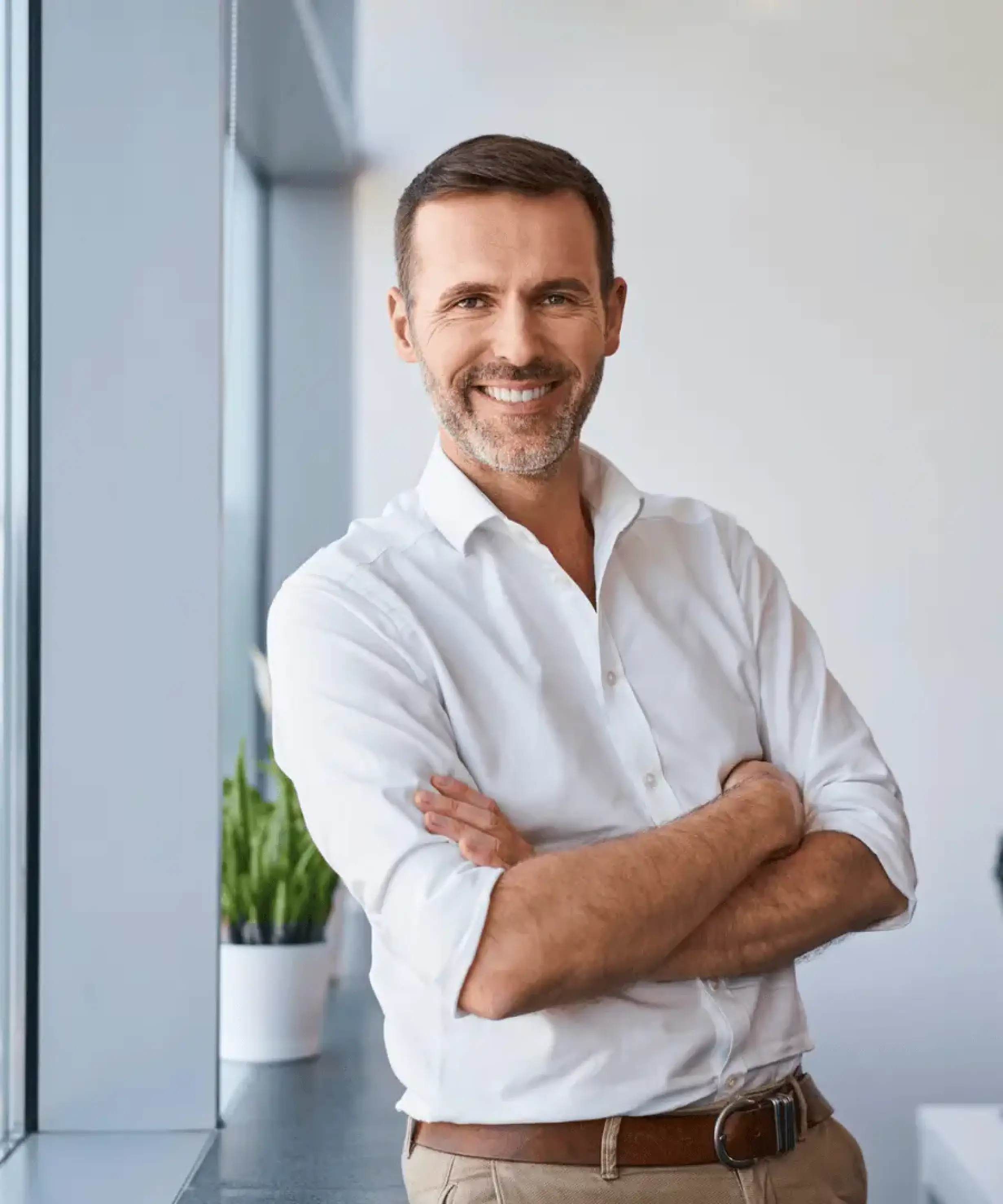 Portrait d’un expert en construction de maisons individuelles, souriant dans un bureau lumineux
