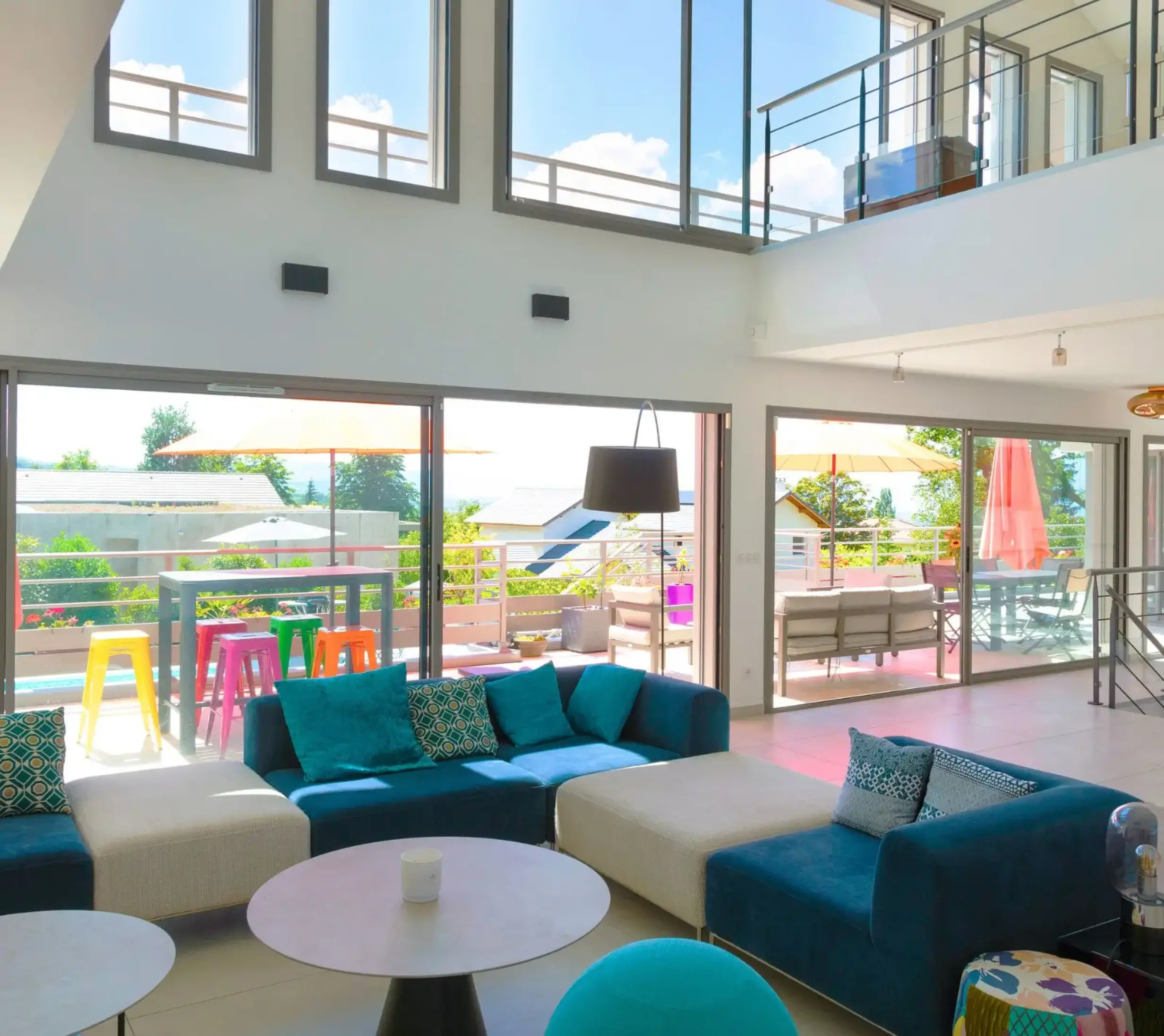 Espace de vie lumineux et moderne à Collonges-sous-Salève, avec accès direct aux terrasses colorées