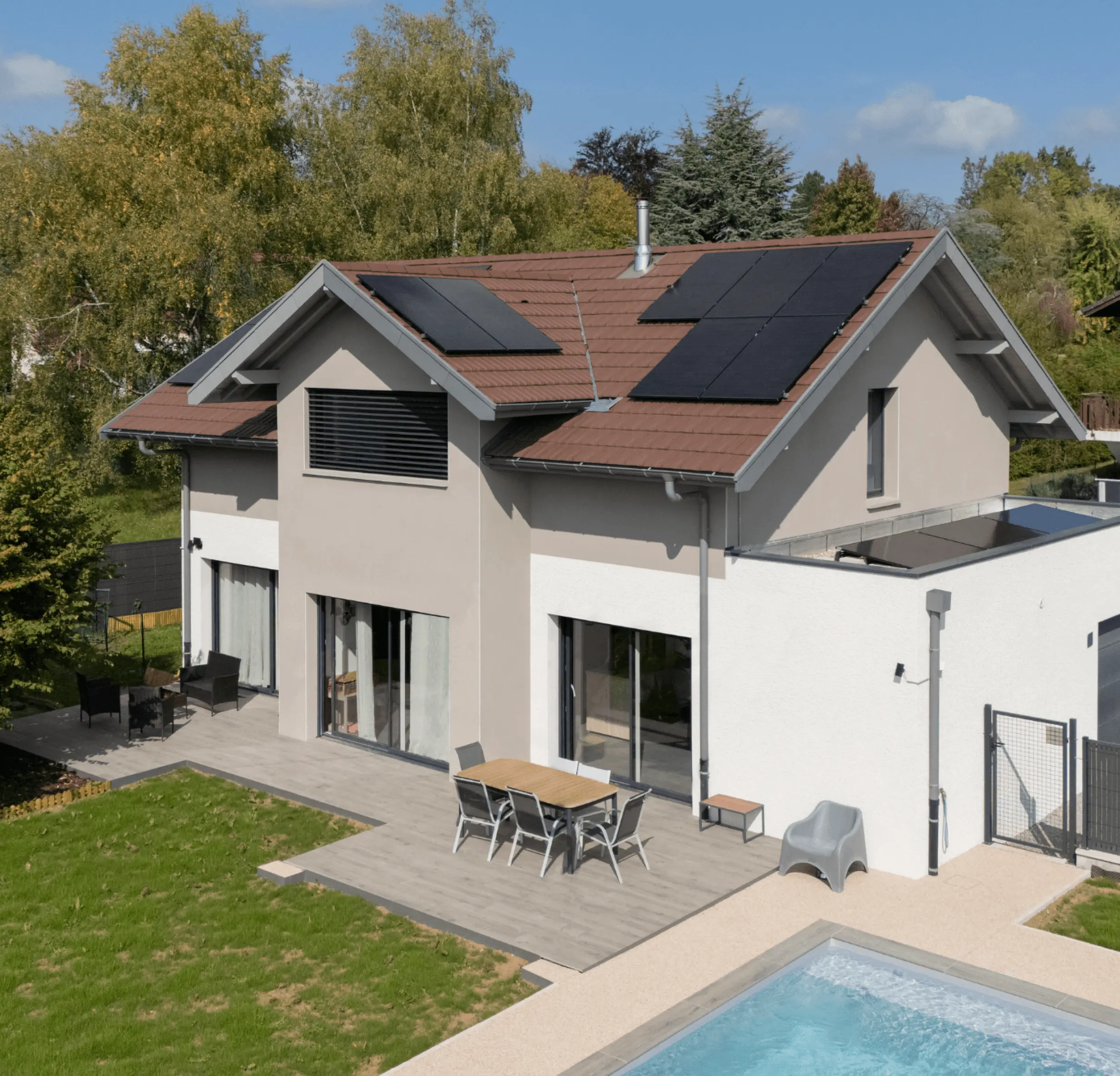 maison contemporaine avec piscine et panneaux solaires